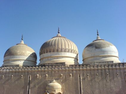 the-mosque-is-near-the-derawar-fort-built-300-years-ago-with-white-marble1